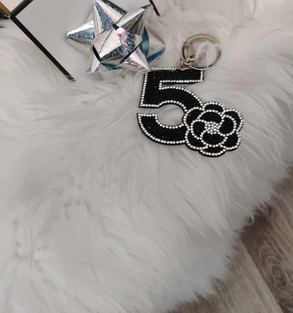 New Black 5 Crystal-Embellished Floral Keychain🍓🩷😍5🌸